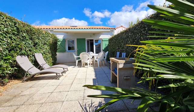 Cottage Near Beach with Pool, Terrace & Pets Allowed