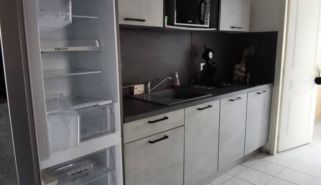 Cottage near beach, 4 ppl, private parking