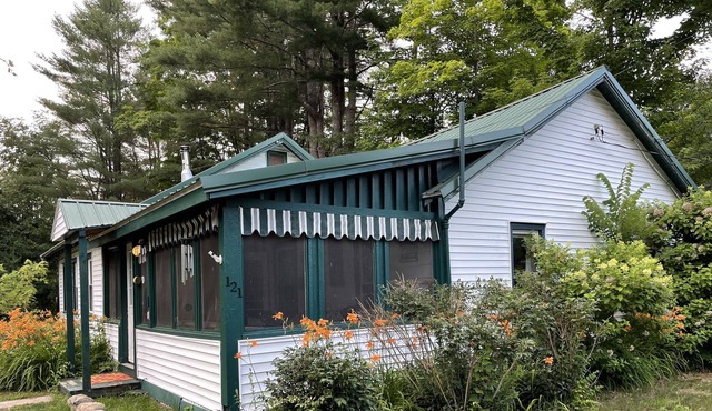 Cottage near Great Sacandaga with large fenced yard.
