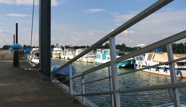 Cottage near the Saone, Housing