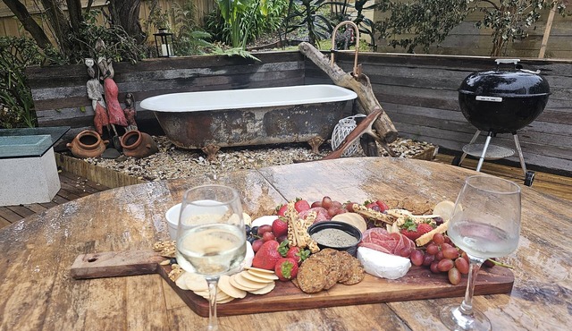 cottage near the beach, faery lights and outdoor bath!