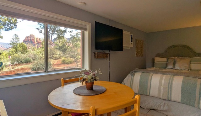 Cottage near Uptown Short Walk to Tlaquepaque Arts and Crafts Village and trails
