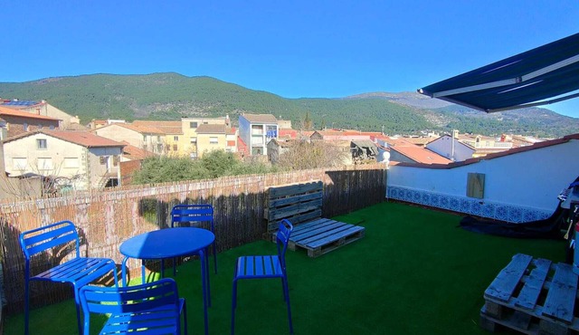 Cottage overlooking the mountains, ideal for families (pet friendly).