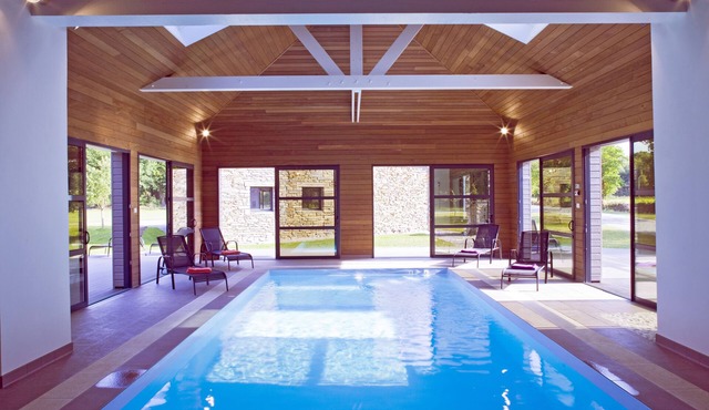 Cottage of charm 6/8 pers. Indoor pool heated all year. Morbihan.