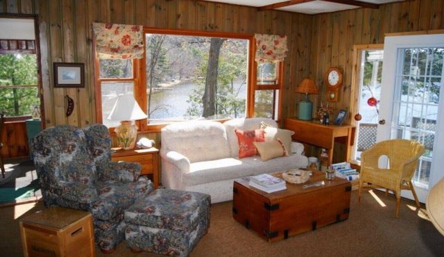 Cottage offering kayaking with serenity by the lake