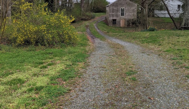 Cottage on 2 acres near Hanging Rock State Park & wedding venues. Pet friendly.