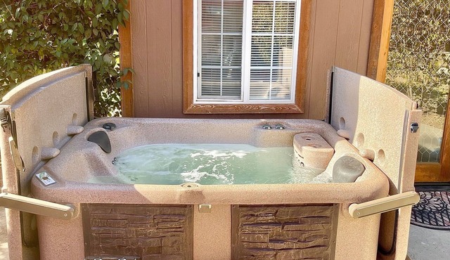 Cottage on 3 acre Riverfront Private Estate with Hot Tub