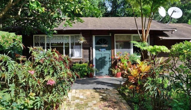 Cottage on a 3 acre estate, spa, fireplace, cozy, park like setting, fruit trees