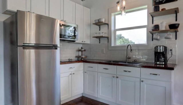 Cottage on a pond, walking distance to everything Cajun!