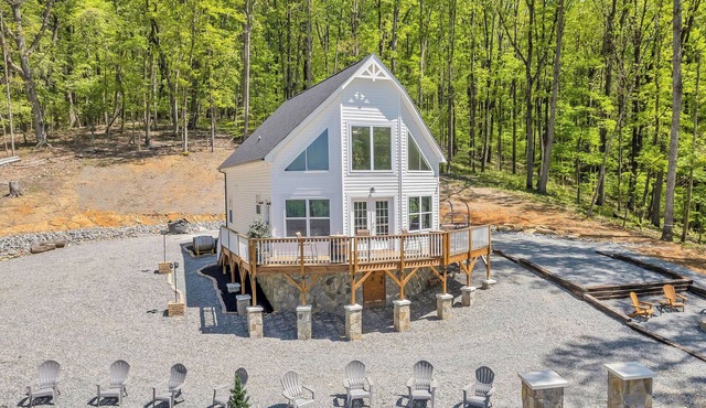 Cottage on a Private Vineyard with Scenic Views and Hot Tub