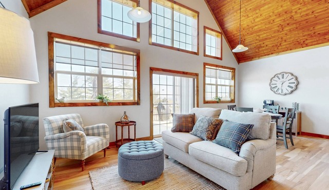 Cottage on active vineyard with lovely views, grill, firepit, EV charger, & W/D