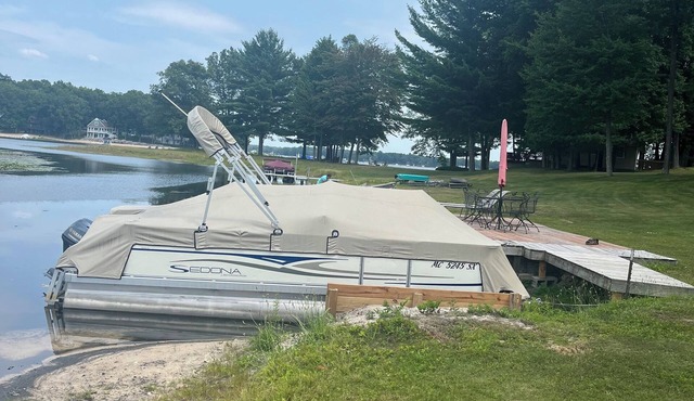 Cottage on Big Star Lake with pontoon rental available! 2 bedroom sleeps 6