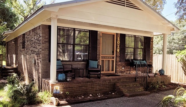Cottage on Cadillac, Fantastic 3-bedroom with Outdoor Firepit on Dauphin Island