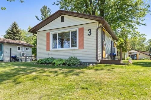 Cottage on Chippewa lake with kayaks