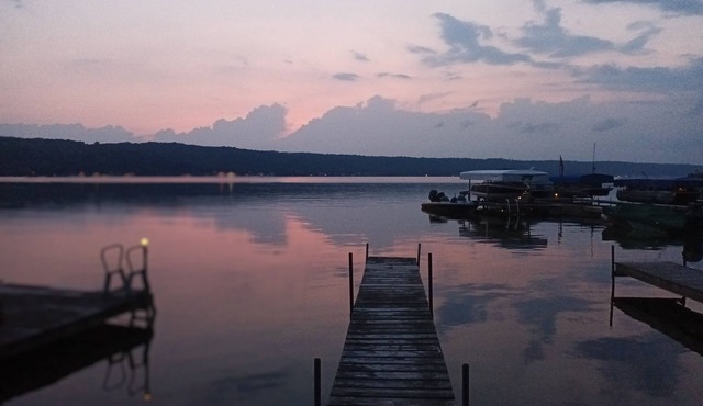 Cottage on Conesus lake w private shared lake access/beach, fireplace & AC