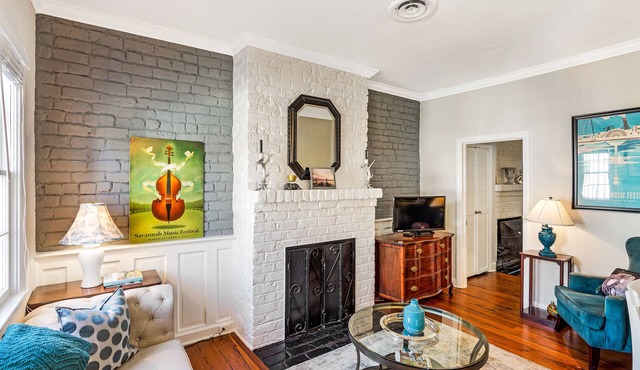 Cottage on Congress w/Private Parking & Courtyard by Lucky Savannah
