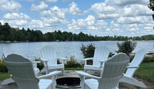 Cottage on Crystal Clear All Sports Lake, Sauna, Jacuzzi, Boat, Great Fishing!