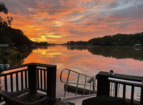 Cottage on Cypress Bay near Paris Landing State Park