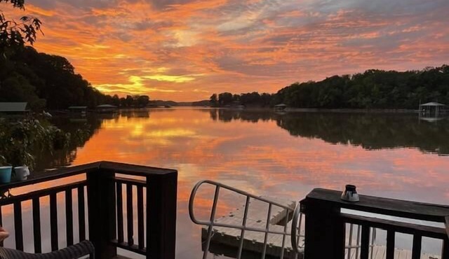 Cottage on Cypress Bay near Paris Landing State Park