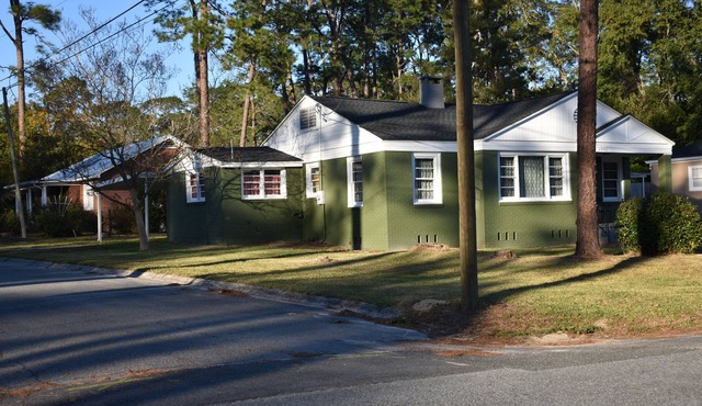 Cottage on Euclid Adorable 2-bedroom cottage with AC in pleasant Waycross
