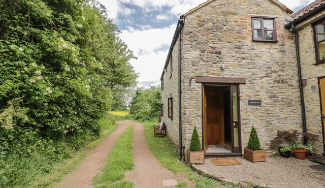 COTTAGE ON THE COMMON, with open fire in Westbury-On-Severn