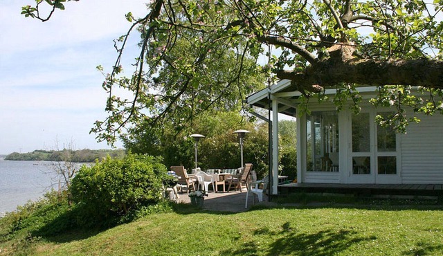 Cottage on grassy plot with panoramic views of the water and outdoor Jacuzzi
