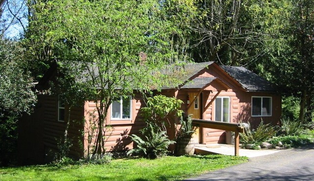 Cottage on Hood Canal Pouslbo