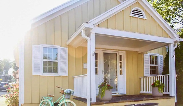 Cottage on King | Charming Historic Leesburg Home