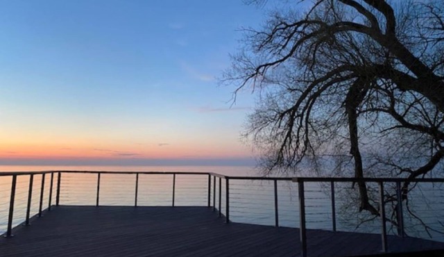 Cottage on Lake Erie with beach access .Local wineries