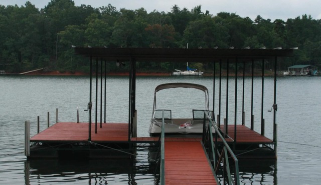 Cottage on Lake Hartwell with a beautiful wrap around deck for lazy afternoons!