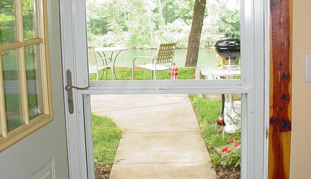 Cottage on Lake Taneycomo, near the College of the Ozarks and the dam.