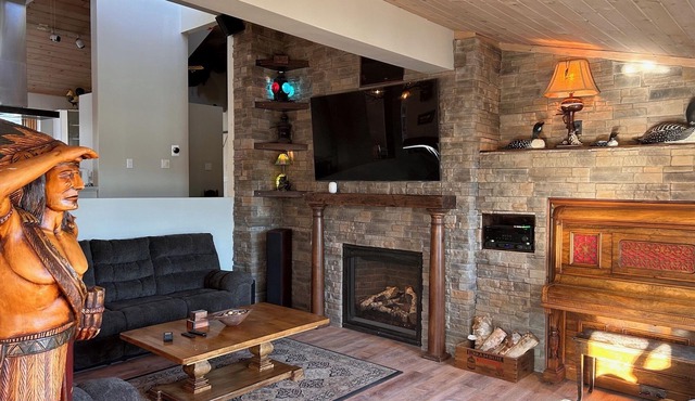 Cottage on Lake Temagami with private access to the lake.