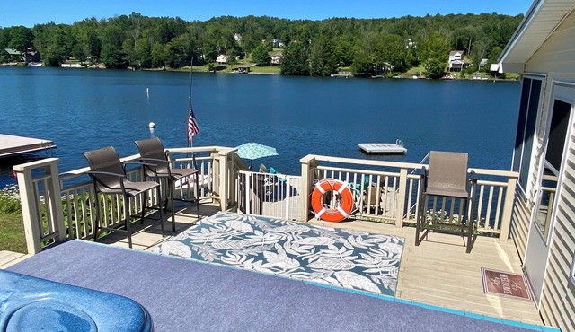 Cottage on Laurel Lake with Garage Loft that sleeps up to 15