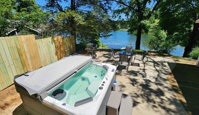 Cottage on Little Blue Lake with Hot Tub!