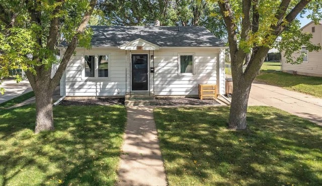 Cottage on Lowell Fenced Yard Garage Central