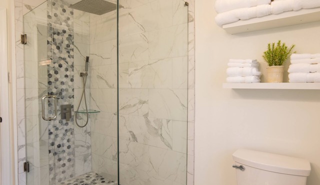 Cottage on Main - Cheerful 2 brm home w/parking.