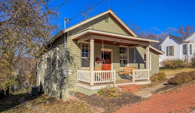 Cottage On Main- In The Heart Of Weston