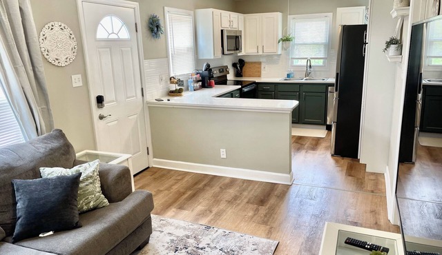 Cottage on Main st- Low Cleaning Fee