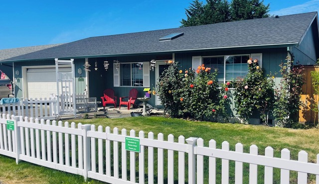 Cottage on Nehalem Bay, dogs welcome, fire pit, hot tub, 5 min- Manzanita beach