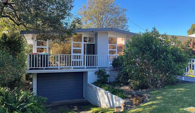 COTTAGE ON PARK: Backs onto Park, leads to Beach