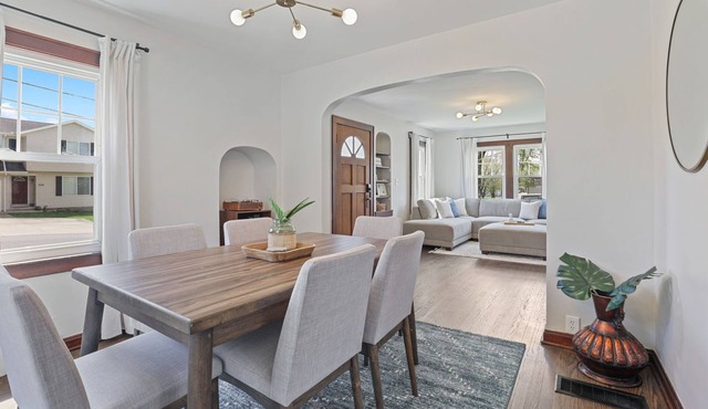 Cottage on Park - Close to Lake!