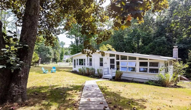 Cottage on private road and 5-min walk to beach
