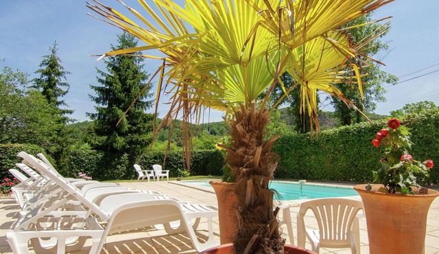 Cottage on small estate with swimming pool