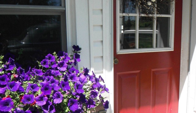 Cottage on southern shore of Lake Ontario with sunset views of Toronto skyline