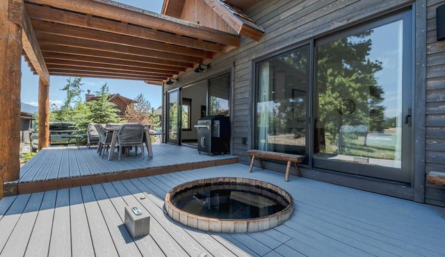 Cottage on the 10th Tee – Beautiful Stay for 7 w/Hot Tub & Fire Pit