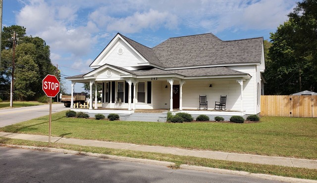 Cottage on the Boulevard - Renovated, Historic Downtown Wendell-3 Beds, 2 Baths