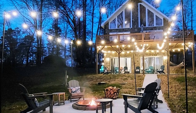 "Cottage On The Cove" Private Lakefront Paradise with Paddleboards & Kayaks