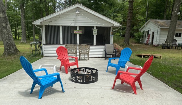Cottage on the creek. Inflatable Hot Tub, kayak, enjoy a fire or play games!