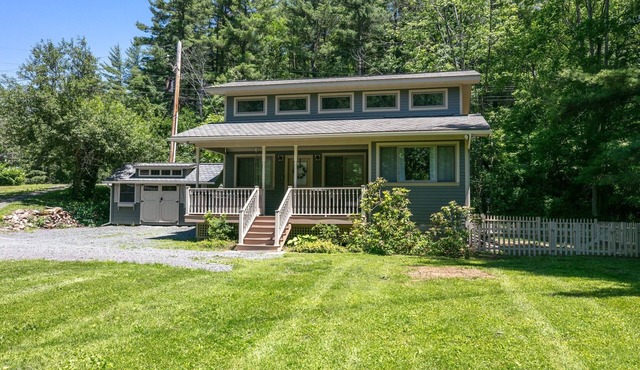 Cottage on the Crick-Sits right on Pine Creek