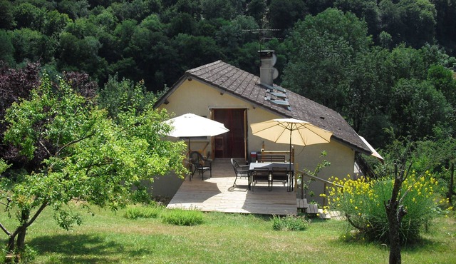 Cottage on the edge of the Doubs River and bikeway Euro 6 'imperfect house'